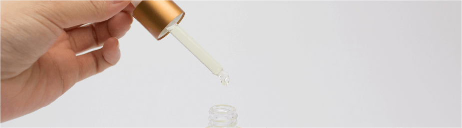 スポイトからオイルがたれる瞬間